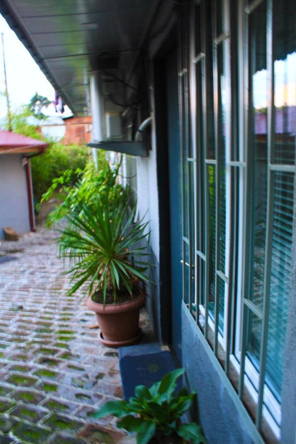 Tiny Old Tbilisi Apartment Exterior photo